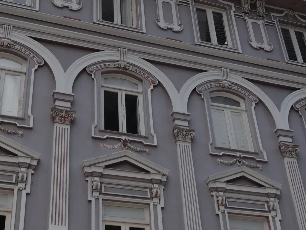 Detalle de la arquitectura republicana en el Centro Histórico de Manizales.