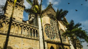 Vista panorámica de la ciudad de Manizales con la Catedral Basílica de fondo.